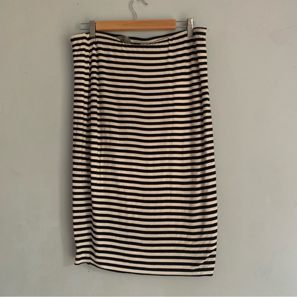 ✨ 3 for 15 ✨ Basic Stripped Skirt - Picture 3 of 4